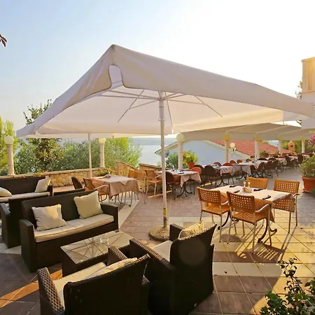Hotell Lucija 4*